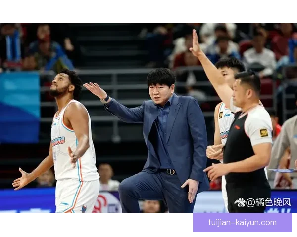 中国篮球联赛季后赛激战正酣明星球员表现引发球迷热议 中国篮球联赛季后赛激战正酣明星球员表现引发球迷热议